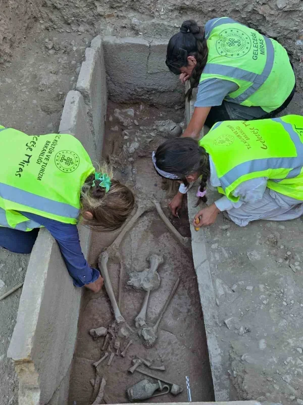 Aspendos'ta 2 bin 400 yıllık güreşçi mezarı bulundu