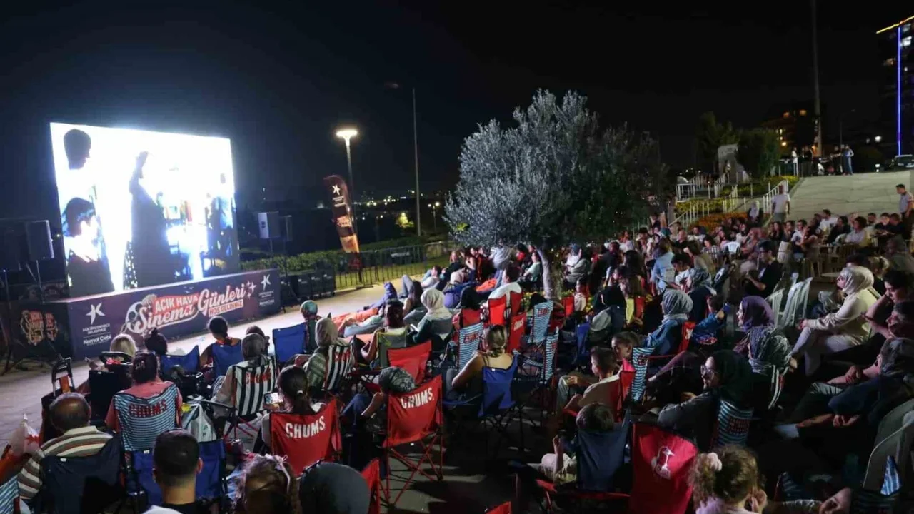 Küçükçekmece'de Açık Hava Sinema Günleri 'Neşeli Günler'le başladı