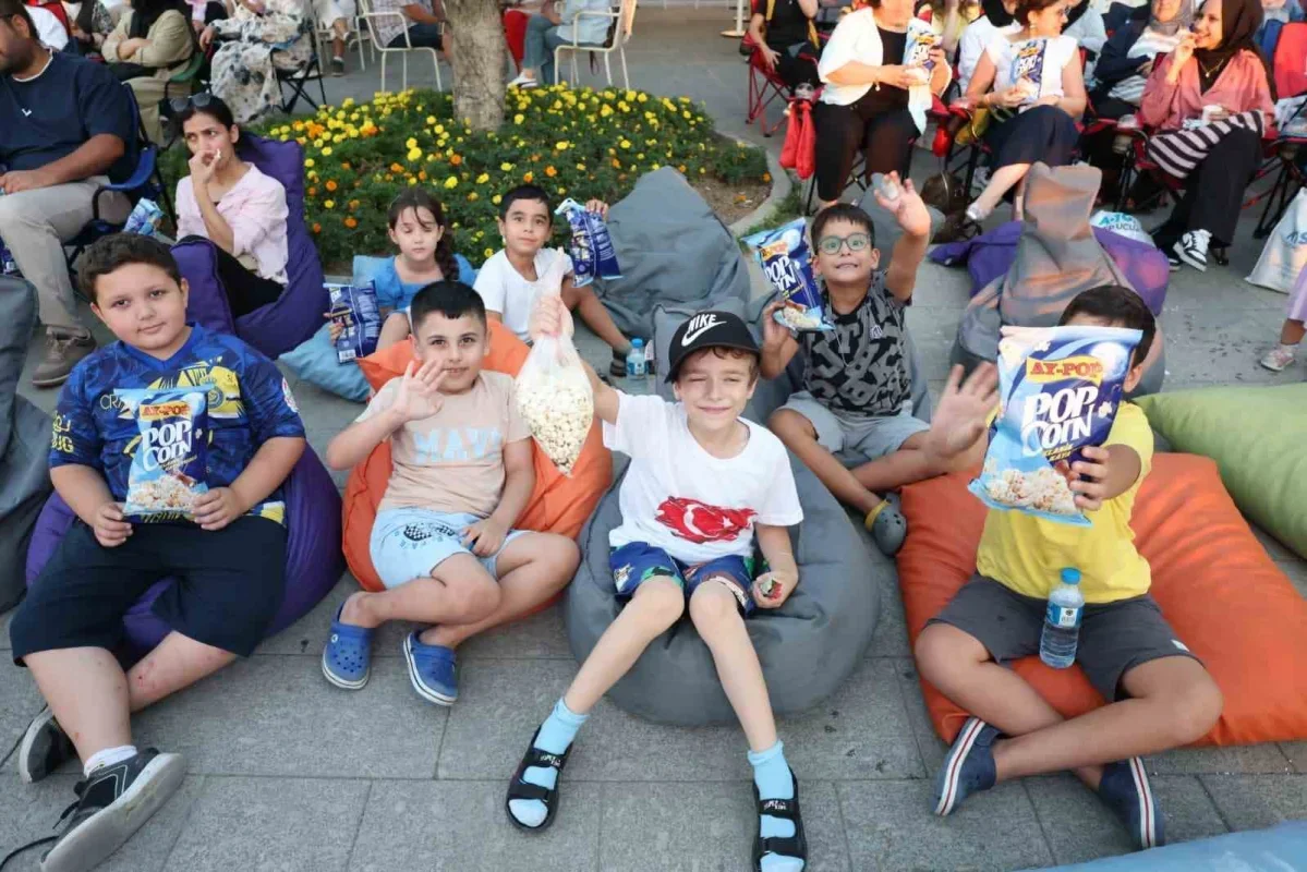 Küçükçekmece'de Açık Hava Sinema Günleri 'Neşeli Günler'le başladı
