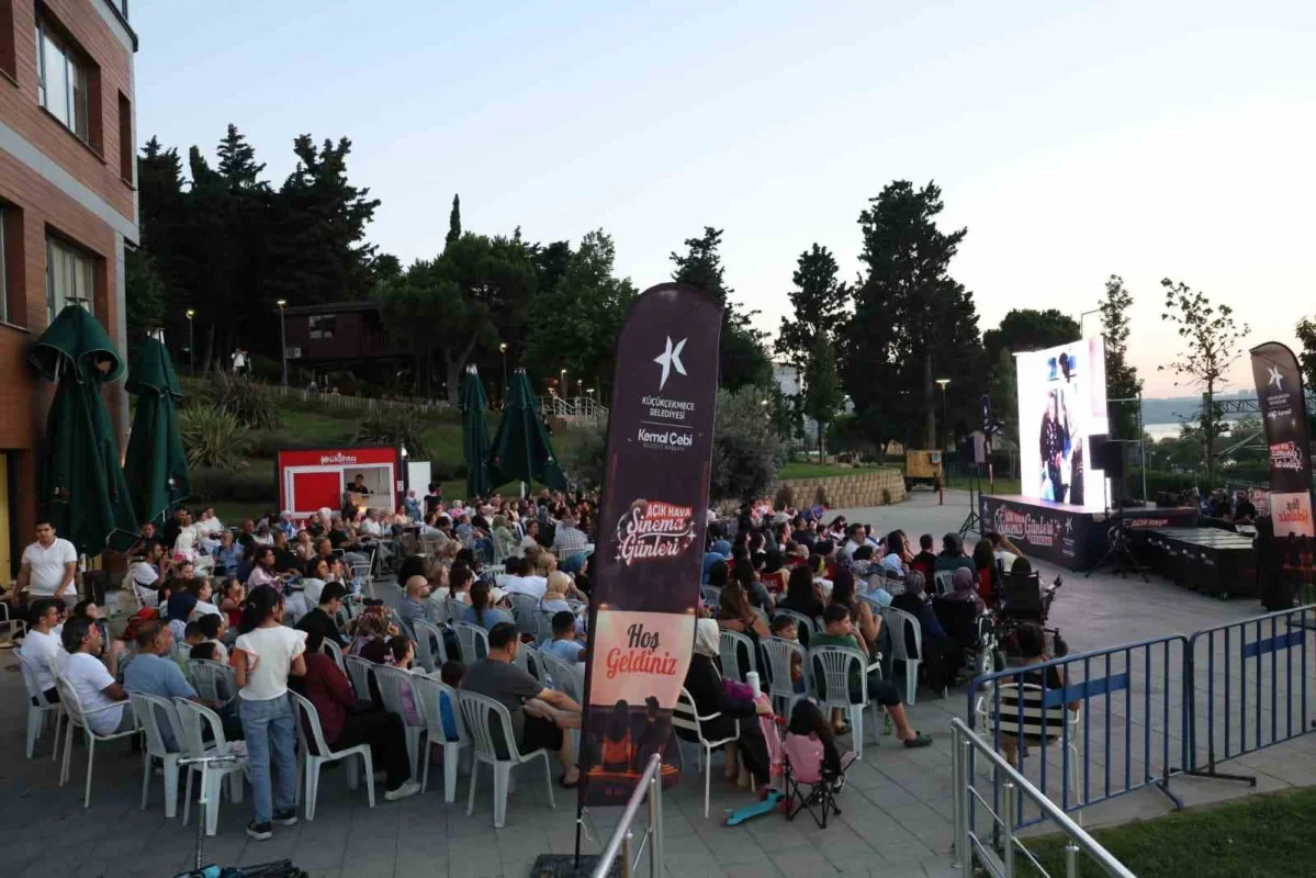 Küçükçekmece'de Açık Hava Sinema Günleri 'Neşeli Günler'le başladı