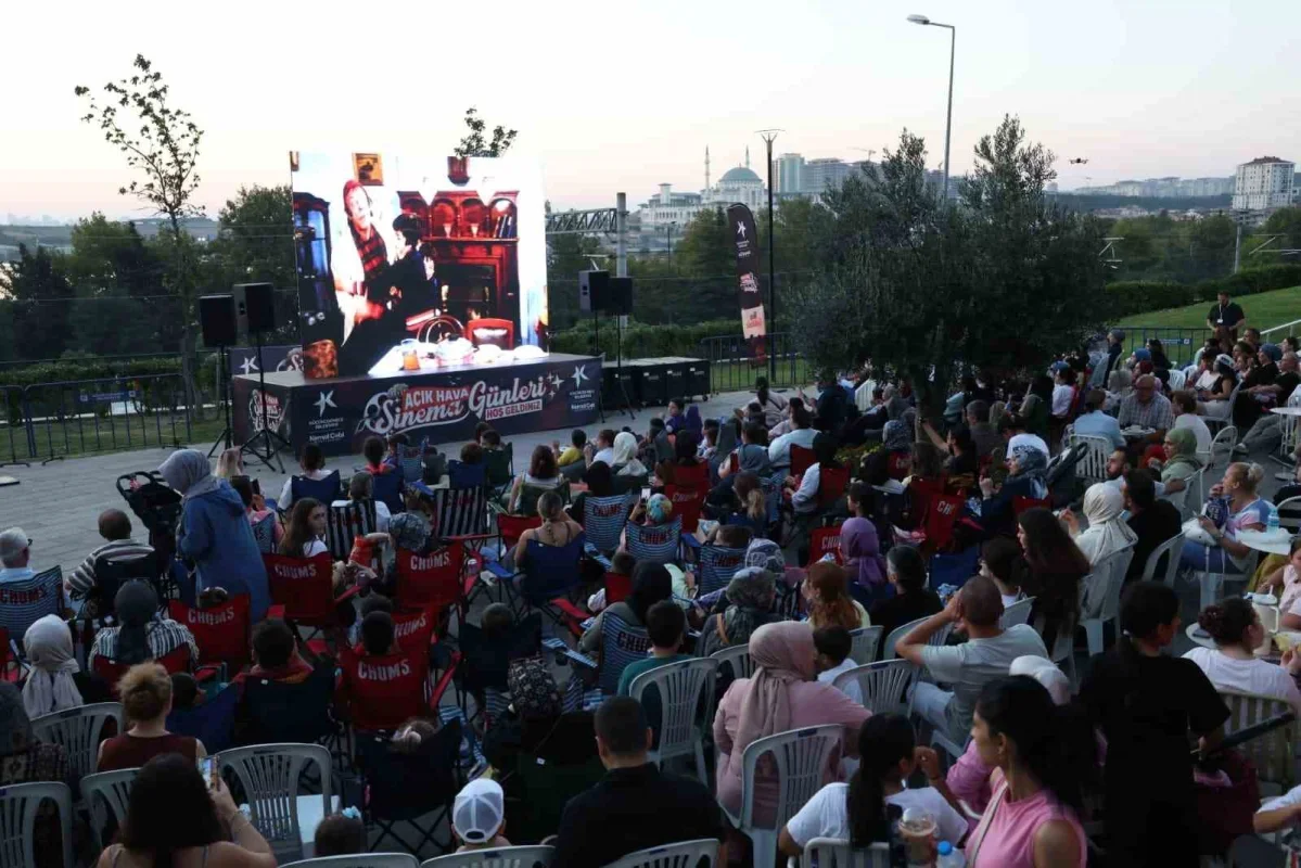 Küçükçekmece'de Açık Hava Sinema Günleri 'Neşeli Günler'le başladı