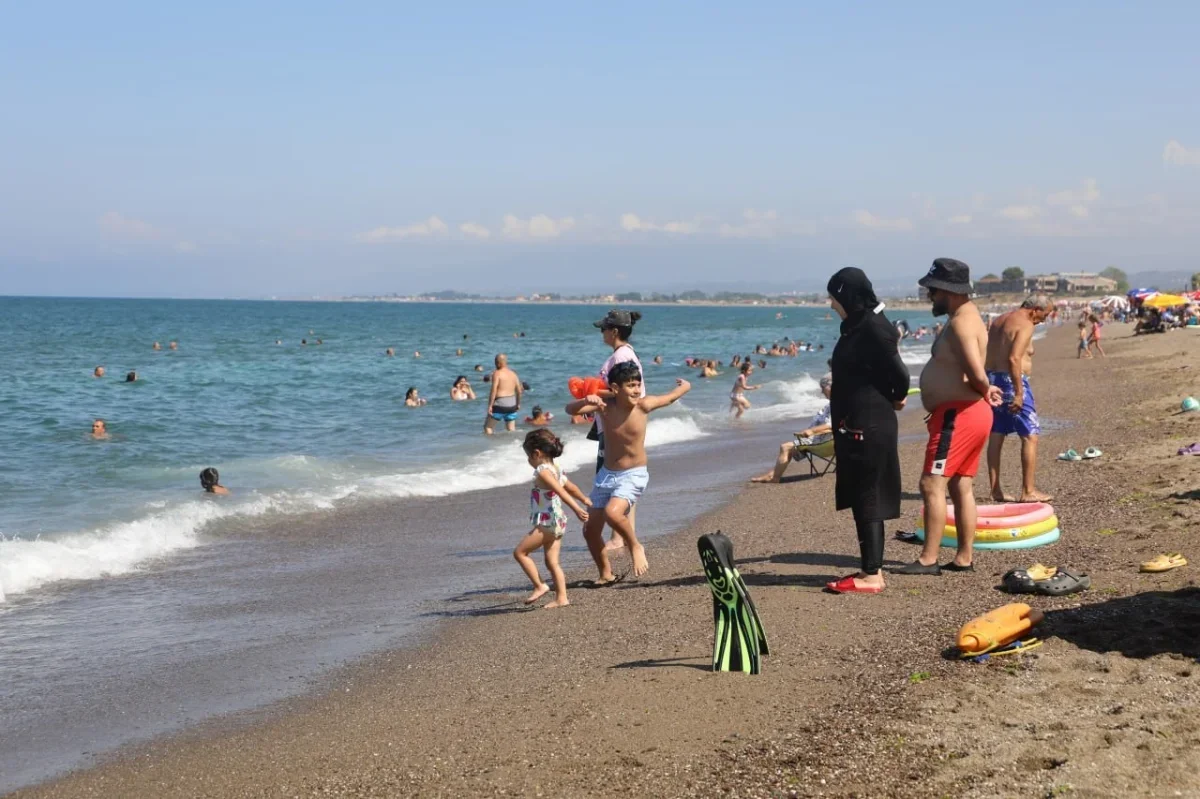 Karasu sahili yazın doluyor: İlçe nüfusu üçe katlanıyor