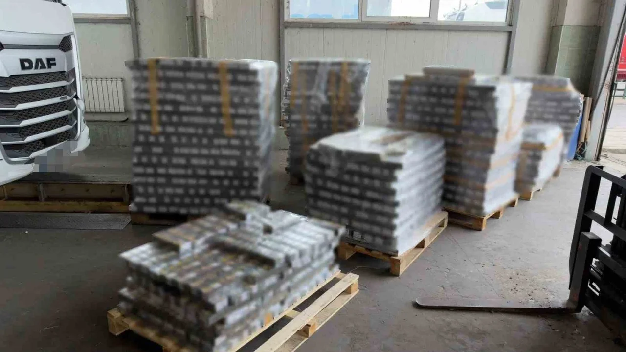 Hamzabeyli'den çıkan tırda 1 milyon 140 bin kaçak sigara yakalandı