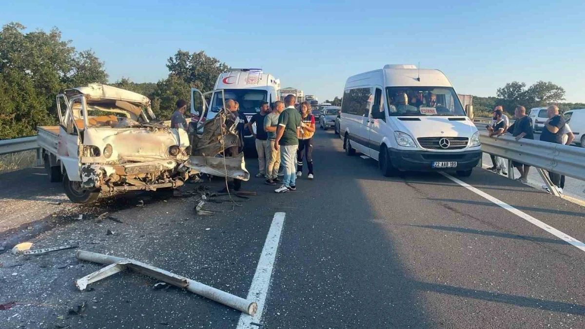 Edirne Keşan'da kamyona çarpan sürücü hastanede öldü
