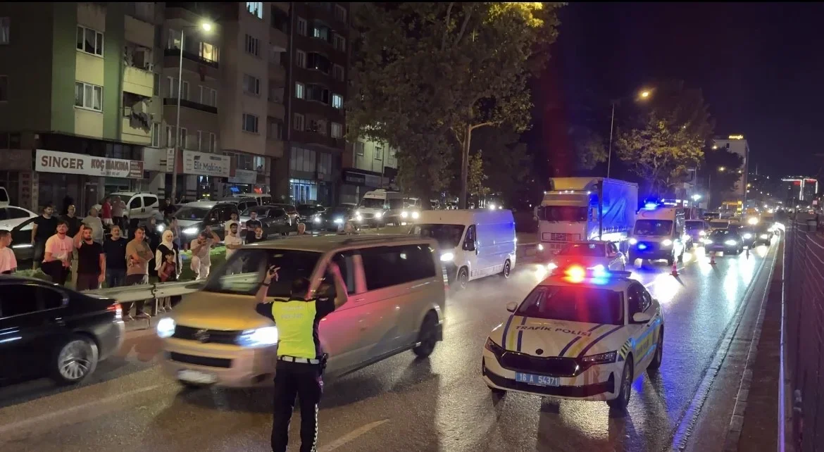 Bursa'da alkollü şahıs metro direğine çıktı, ulaşım durdu