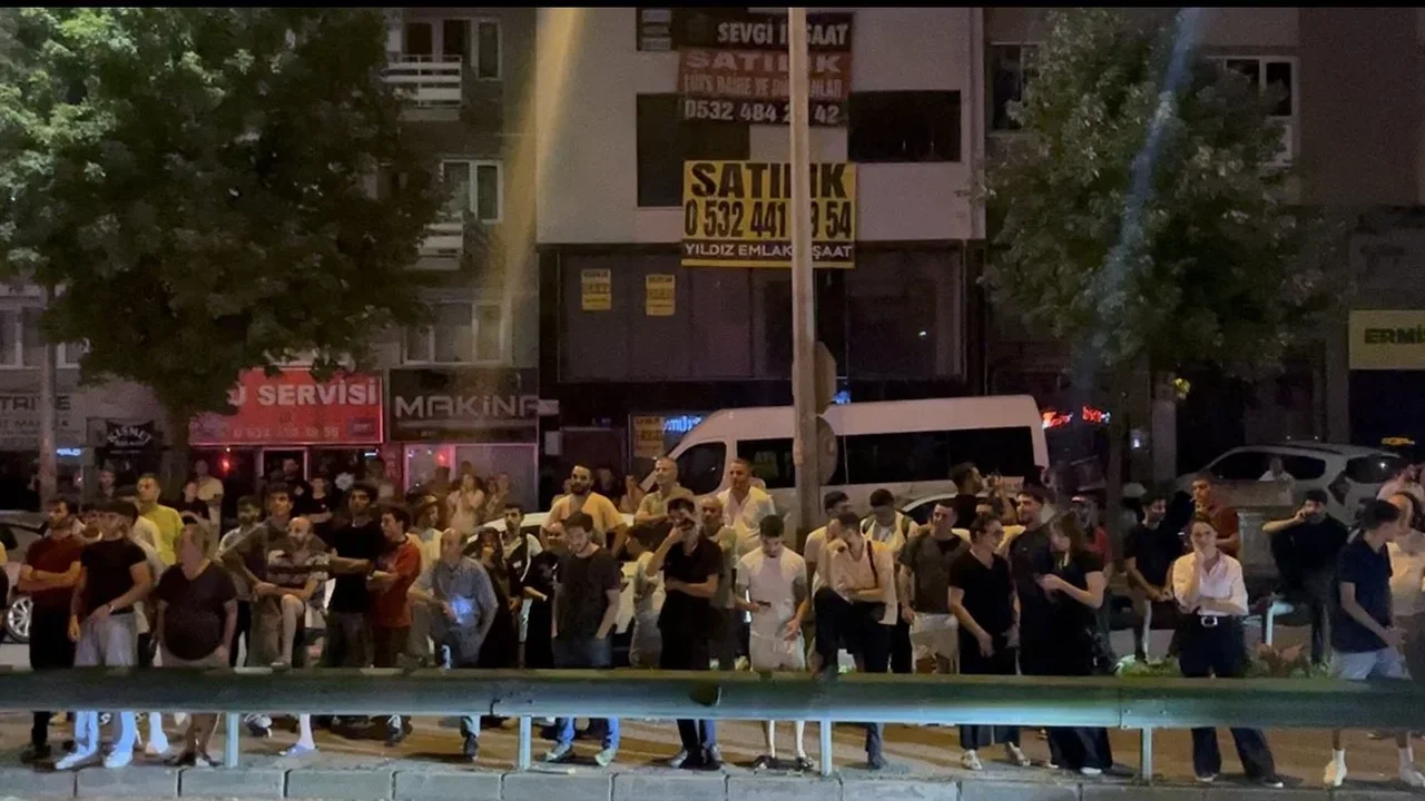 Bursa'da alkollü şahıs metro direğine çıktı, ulaşım durdu
