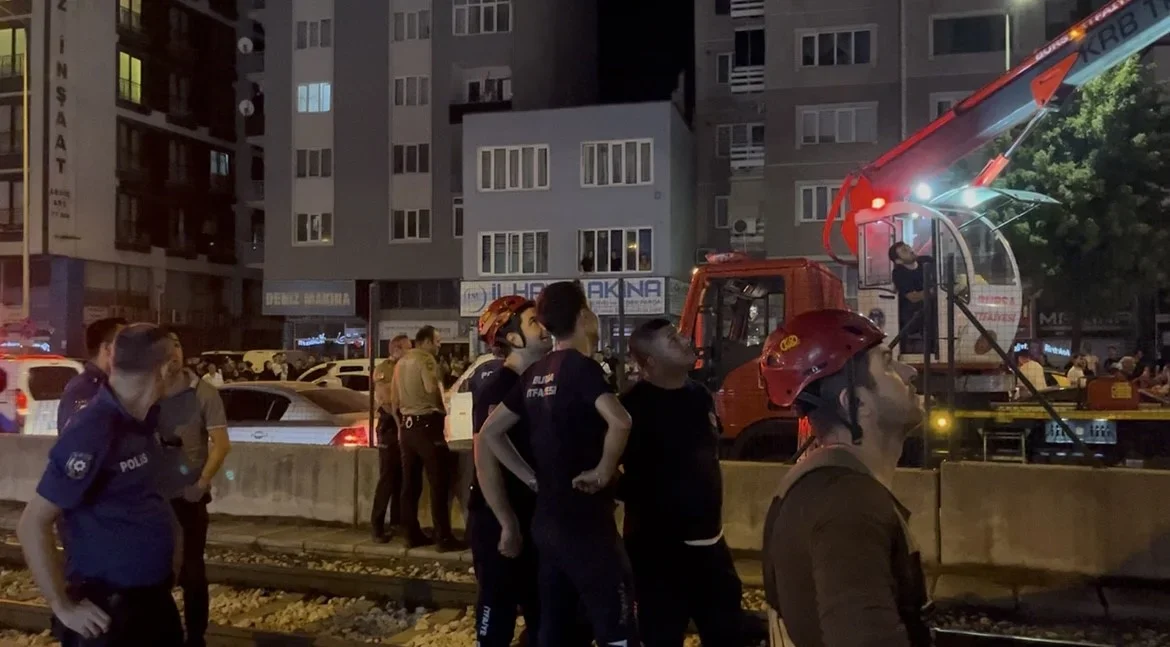 Bursa'da alkollü şahıs metro direğine çıktı, ulaşım durdu