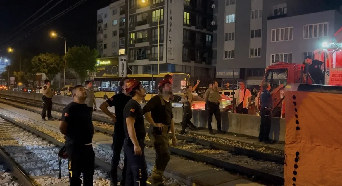 Bursa'da alkollü şahıs metro direğine çıktı, ulaşım durdu