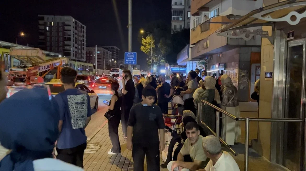 Bursa'da alkollü şahıs metro direğine çıktı, ulaşım durdu