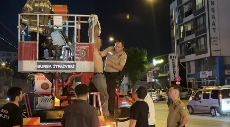Bursa'da alkollü şahıs metro direğine çıktı, ulaşım durdu