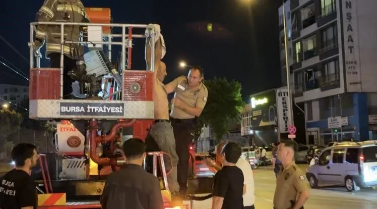 Bursa'da alkollü şahıs metro direğine çıktı, ulaşım durdu