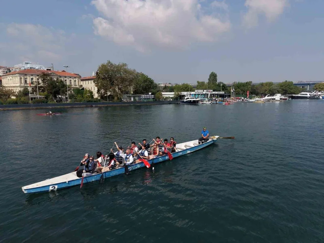 Düzceli gençler Haliç'te kano ve dragon heyecanı yaşadı