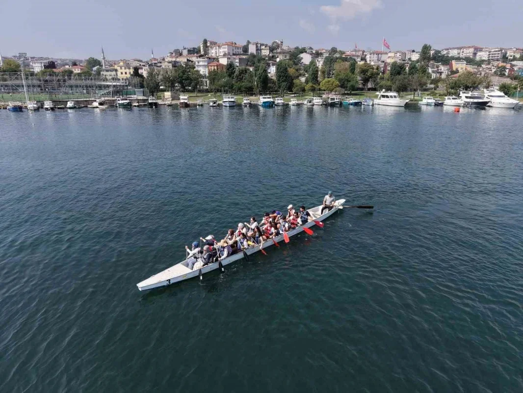 Düzceli gençler Haliç'te kano ve dragon heyecanı yaşadı