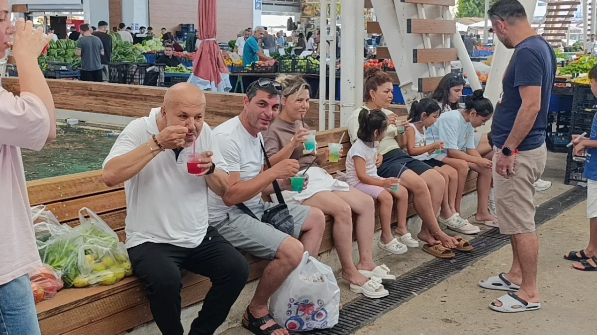 Manavgat'ta doğal karla yapılan karlama sıcakta ilgi görüyor