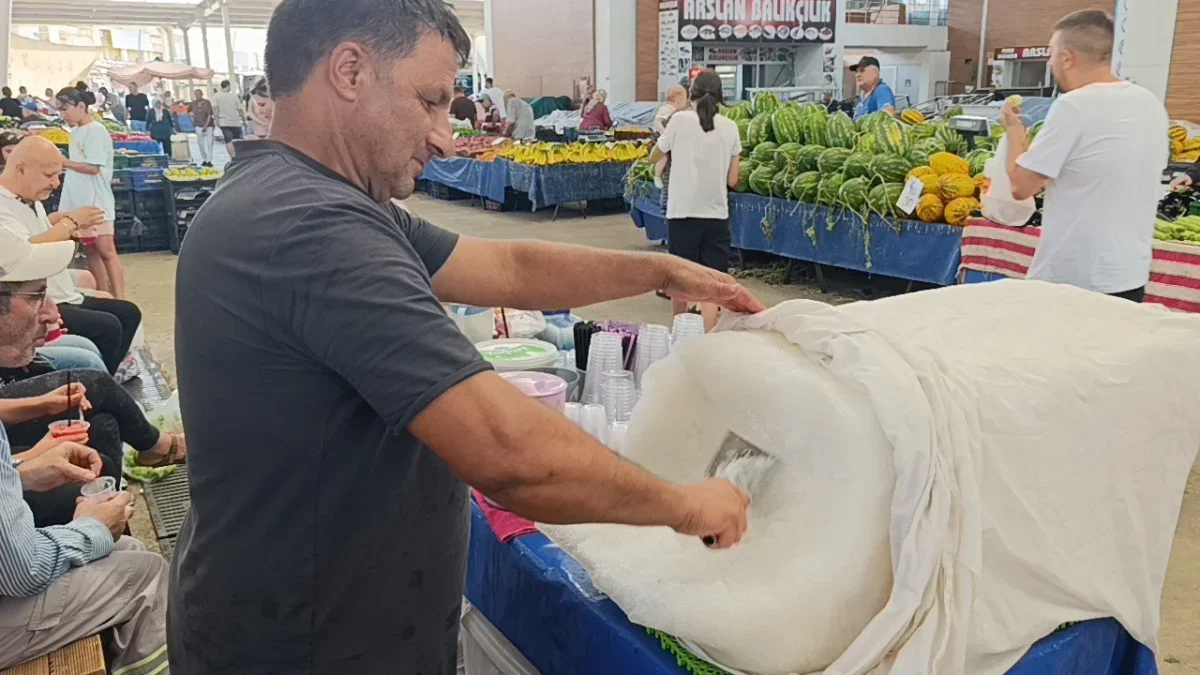 Manavgat'ta doğal karla yapılan karlama sıcakta ilgi görüyor