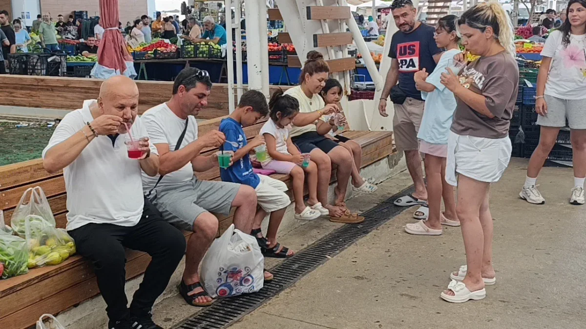 Manavgat'ta doğal karla yapılan karlama sıcakta ilgi görüyor