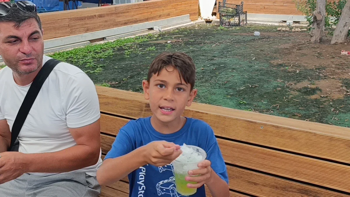 Manavgat'ta doğal karla yapılan karlama sıcakta ilgi görüyor