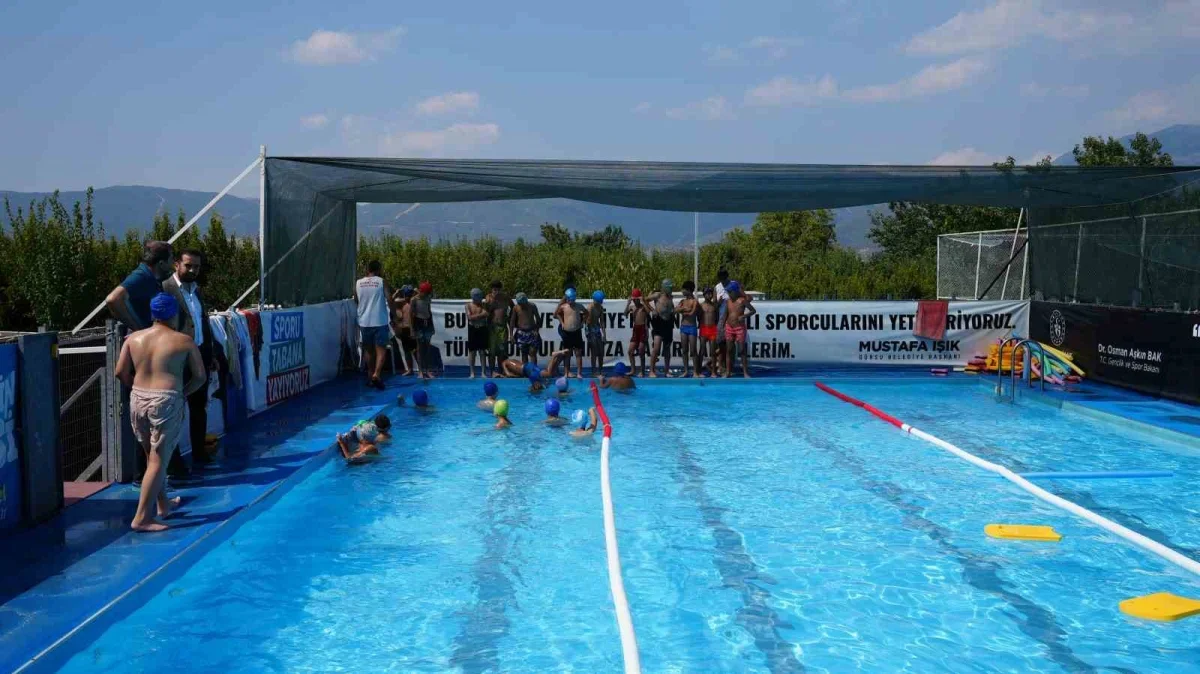 Gürsu'da çocuklara ücretsiz yüzme kursu başladı