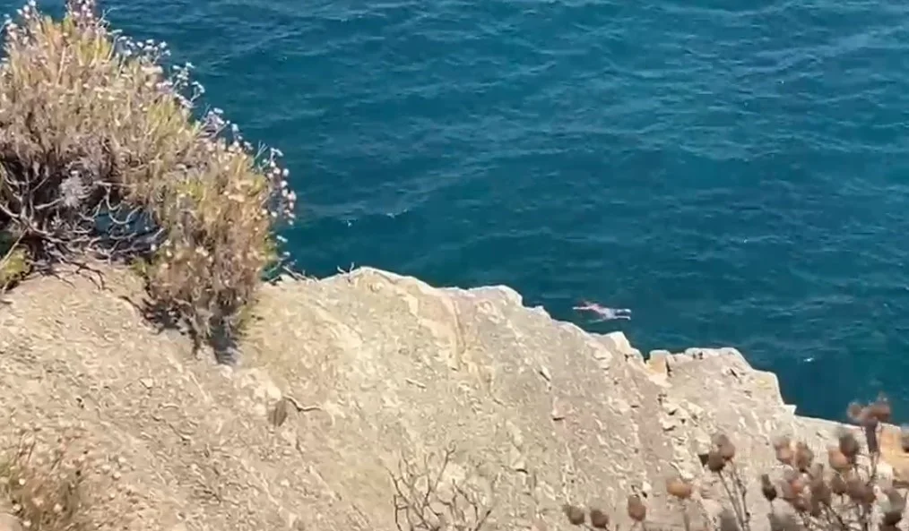 Mudanya'da denizde heyelan paniği: Yüzenler zor anlar yaşadı