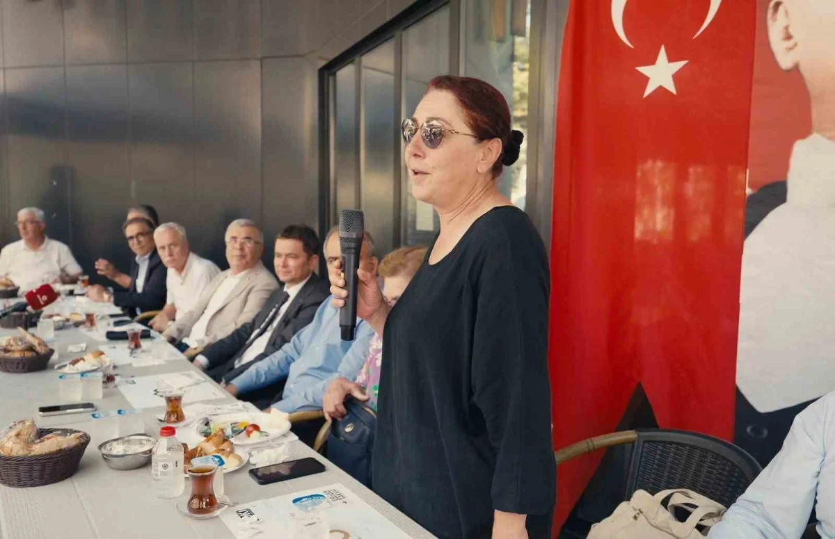 Erkan Aydın Muradiye'de vatandaşların taleplerini dinledi
