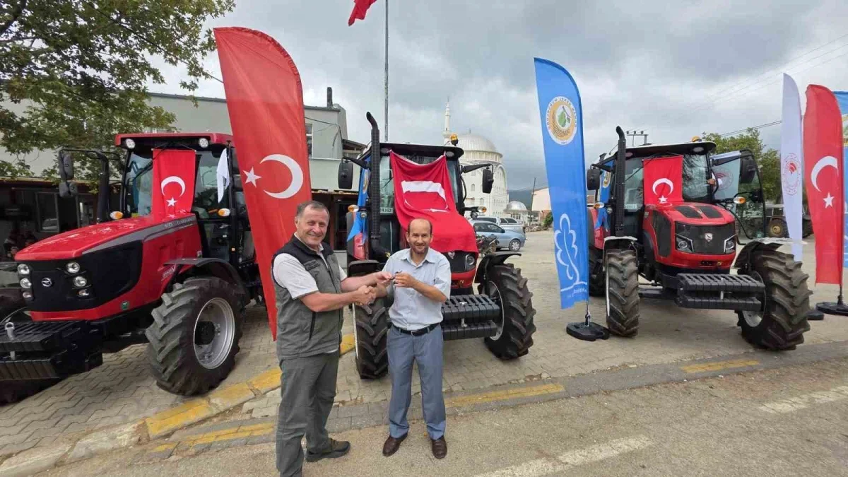 Dedeoba'da ORKÖY desteğiyle 3 traktör hak sahiplerine verildi