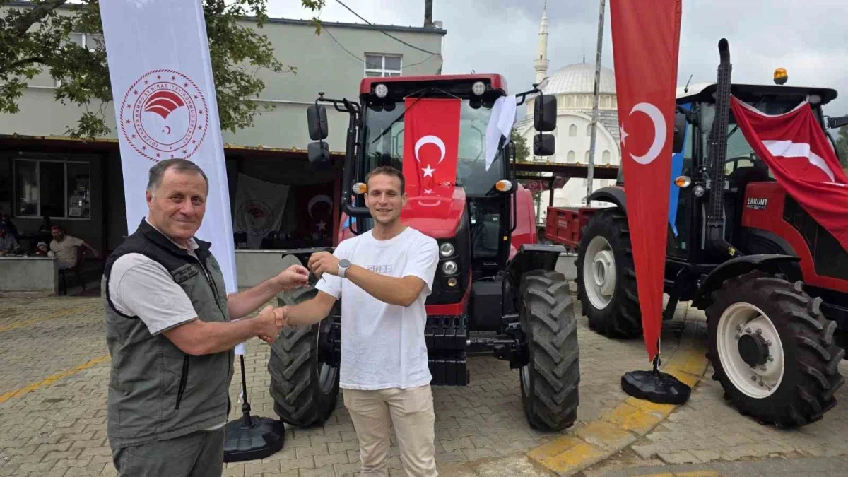 Dedeoba'da ORKÖY desteğiyle 3 traktör hak sahiplerine verildi