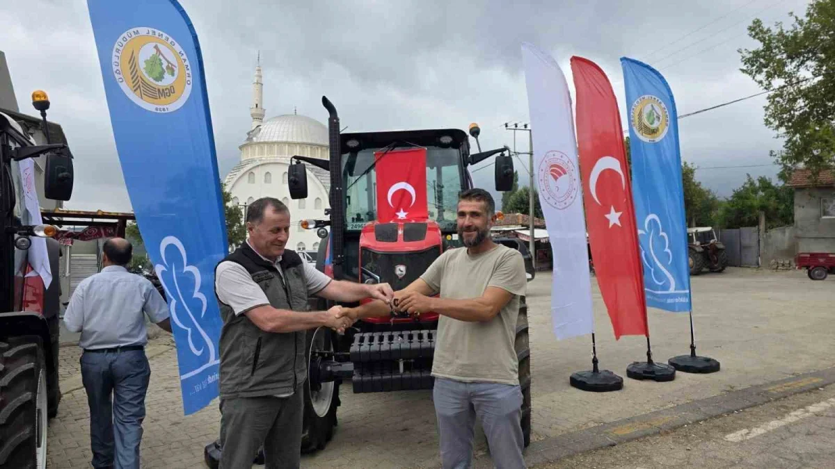 Dedeoba'da ORKÖY desteğiyle 3 traktör hak sahiplerine verildi