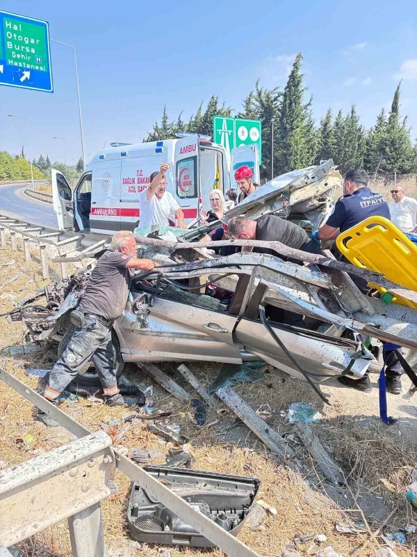 Bursa'da otomobil bariyere saplandı: 2 yaralı, sürücü ağır yaralı