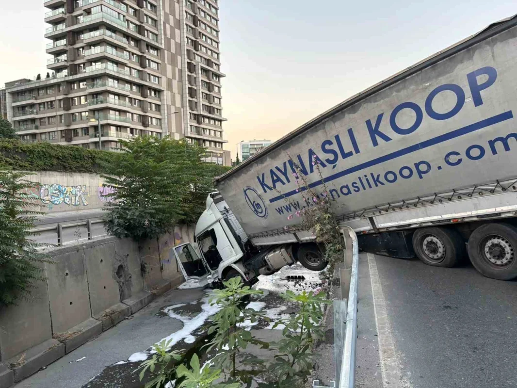 Esenler'de tır dereye uçtu: 16 BAY 717 plakalı araçta 1 yaralı