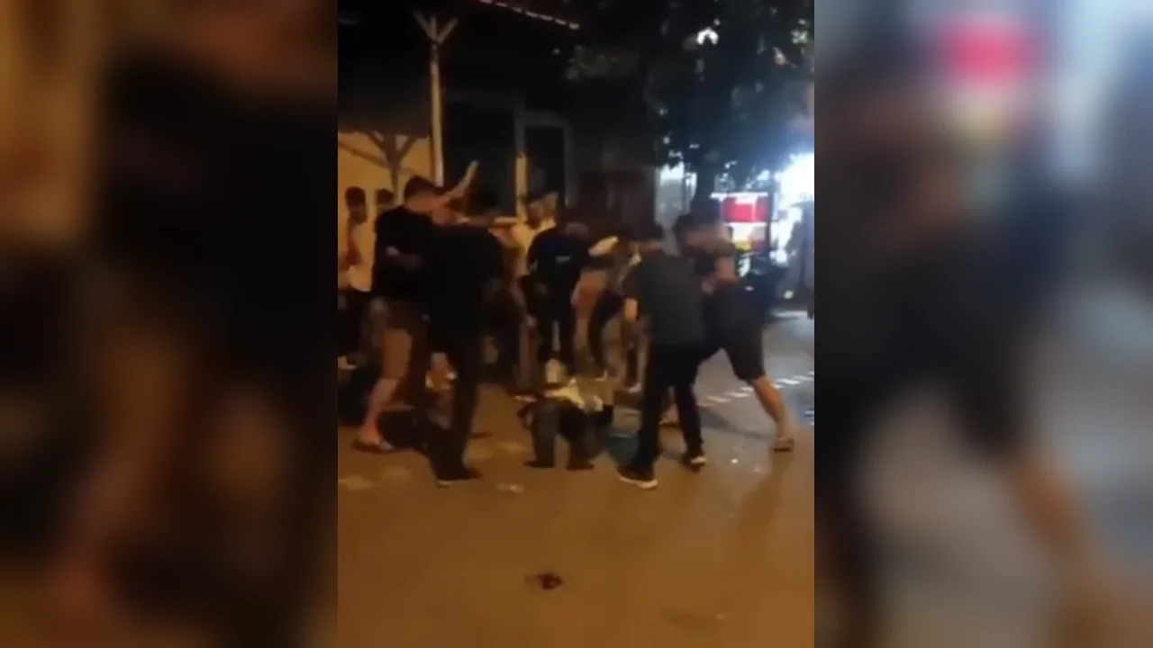 Mustafakemalpaşa'da kadını darbeden adama mahalleliden saldırı