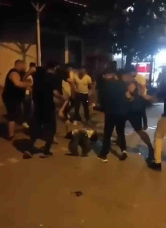 Mustafakemalpaşa'da kadını darbeden adama mahalleliden saldırı
