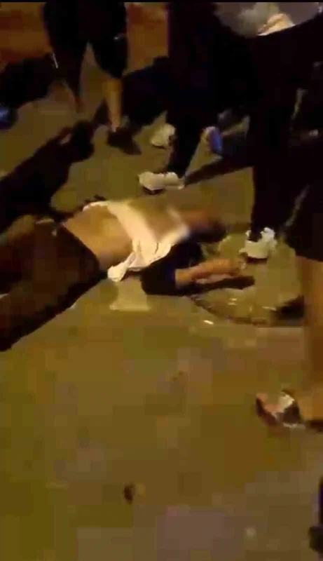 Mustafakemalpaşa'da kadını darbeden adama mahalleliden saldırı