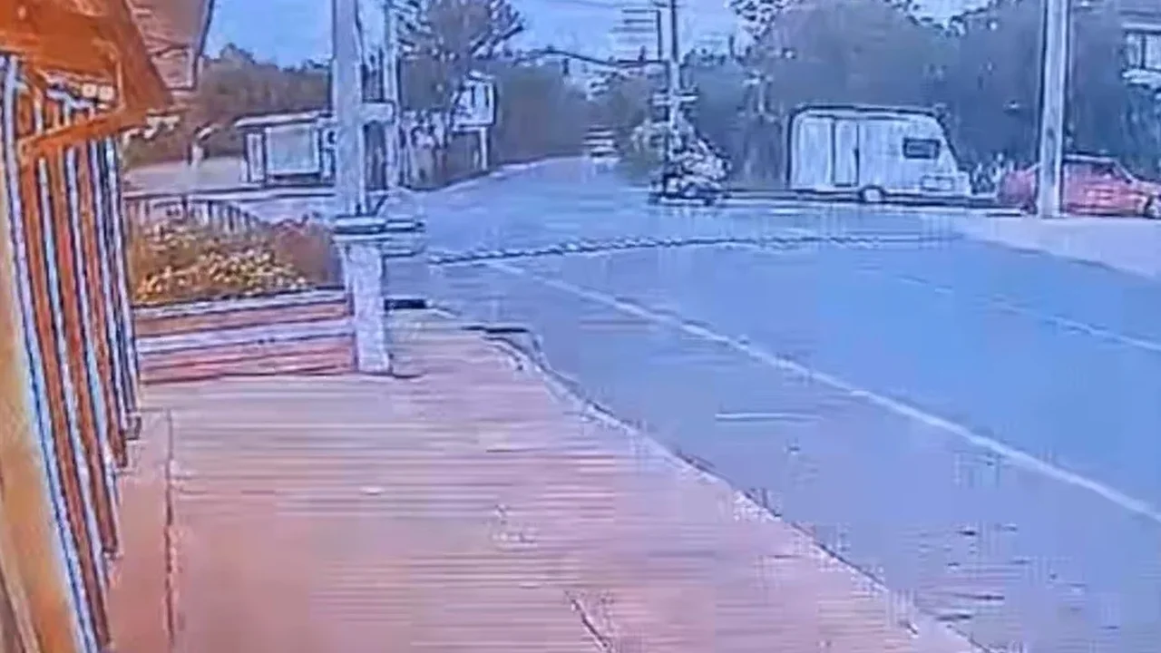 Akyazı'da 3 tekerlekli elektrikli bisiklet devrildi: 1 ağır yaralı