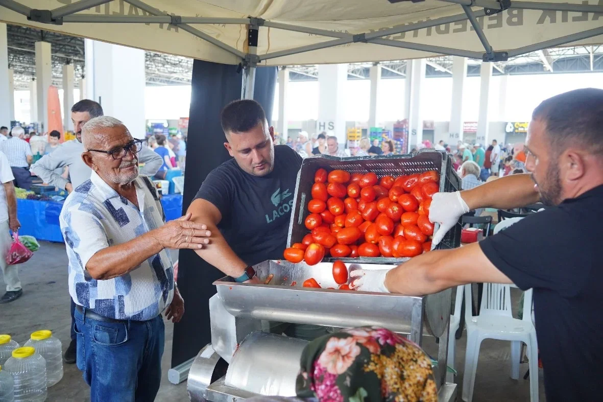 Ayvalık'ta ücretsiz salça makinesi mahallelerde hizmette