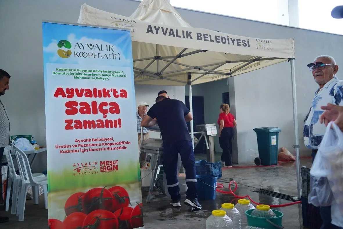 Ayvalık'ta ücretsiz salça makinesi mahallelerde hizmette