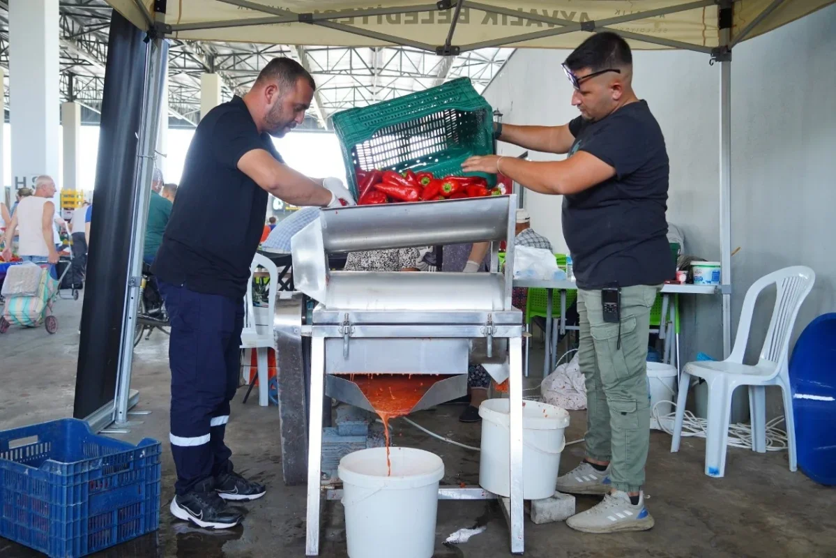 Ayvalık'ta ücretsiz salça makinesi mahallelerde hizmette