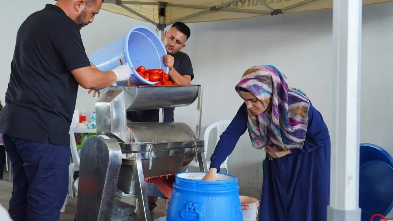 Ayvalık'ta ücretsiz salça makinesi mahallelerde hizmette