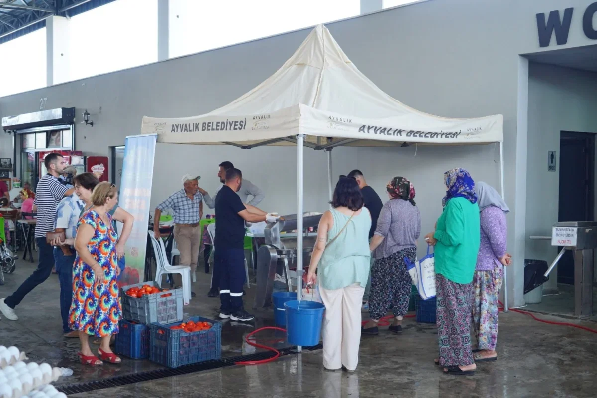 Ayvalık'ta ücretsiz salça makinesi mahallelerde hizmette