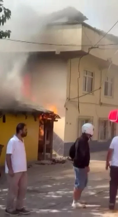 Bursa Osmangazi'de ev yangınına vatandaşlar tüple müdahale etti