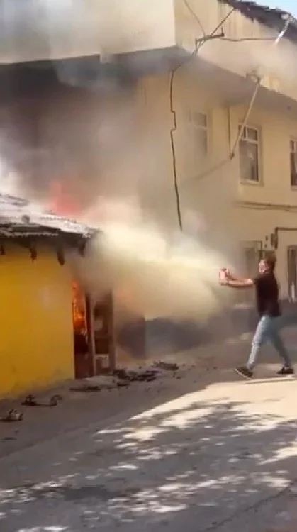 Bursa Osmangazi'de ev yangınına vatandaşlar tüple müdahale etti