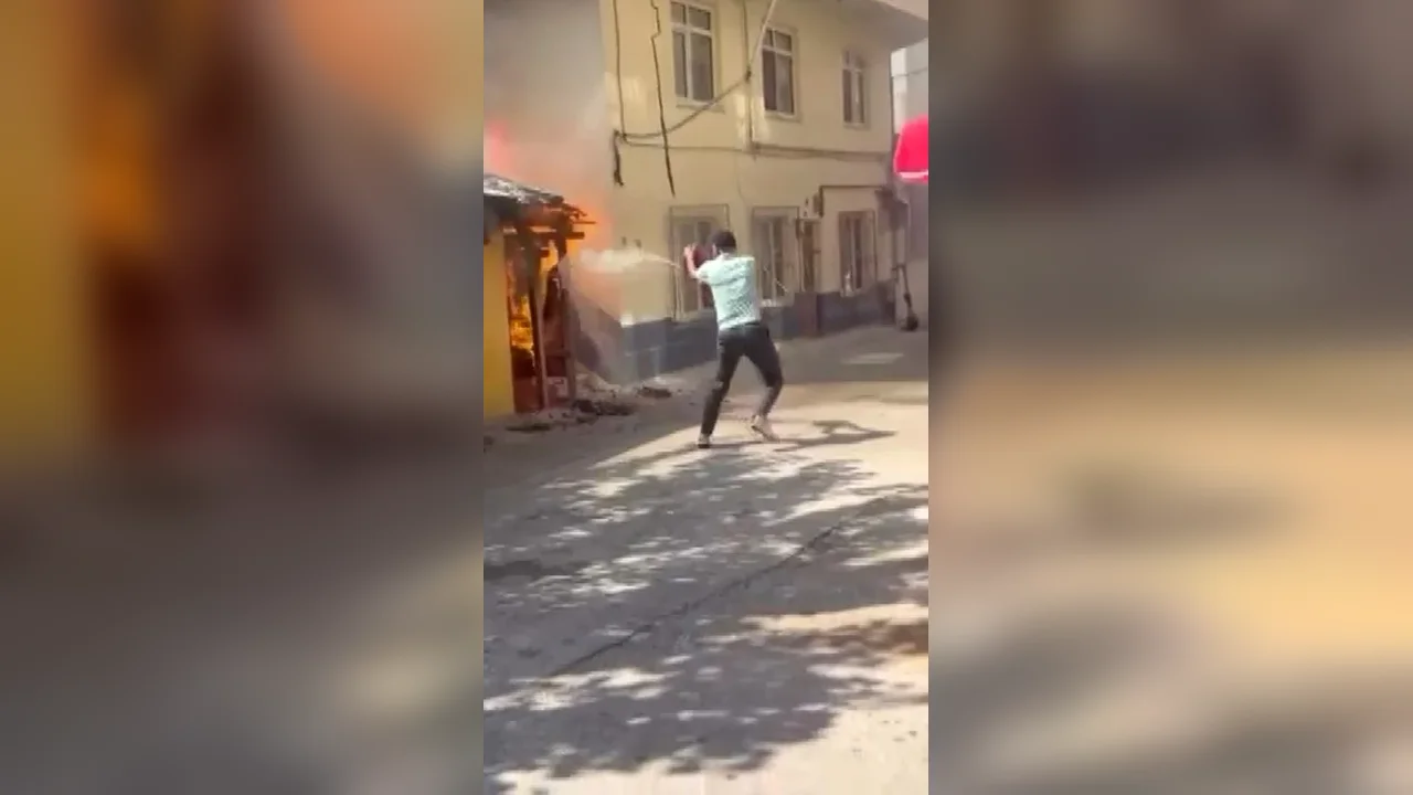 Bursa Osmangazi'de ev yangınına vatandaşlar tüple müdahale etti