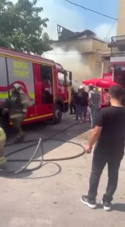 Bursa Osmangazi'de ev yangınına vatandaşlar tüple müdahale etti