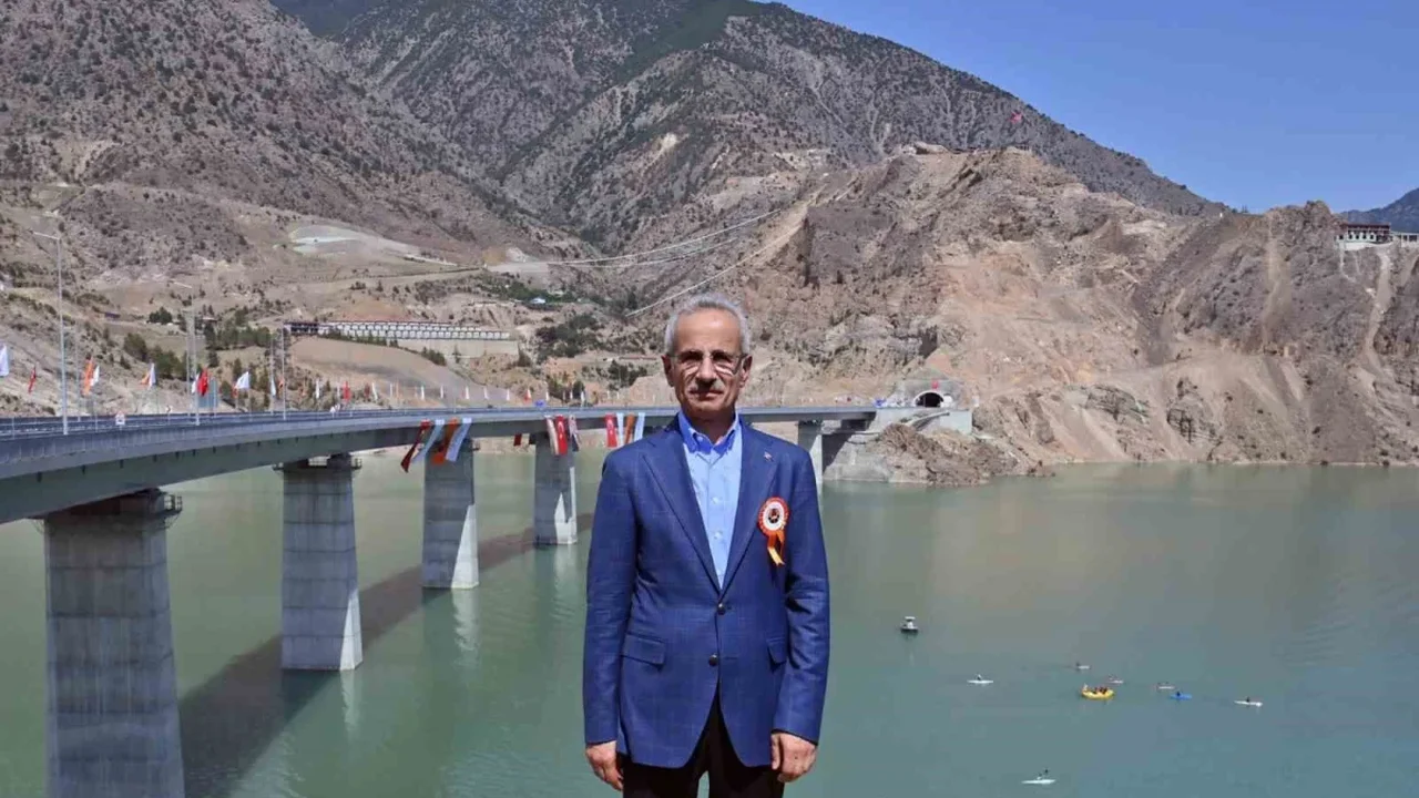 Uraloğlu: 24 yılda 4 bin 272 yeni köprü inşa ettik
