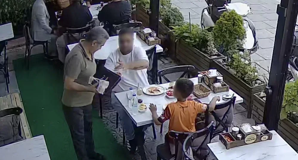 Arnavutköy'de müşteri yemeğine kıl atıp hesabı ödemek istemedi