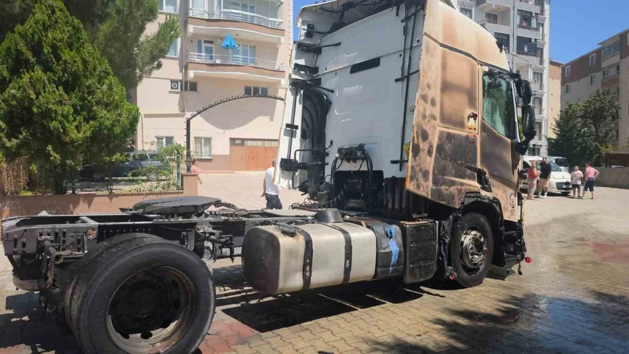 Tekirdağ Çorlu'da ot yangını tır ve iki araca sıçradı