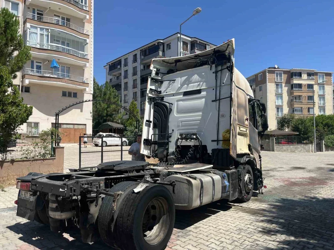 Tekirdağ Çorlu'da ot yangını tır ve iki araca sıçradı
