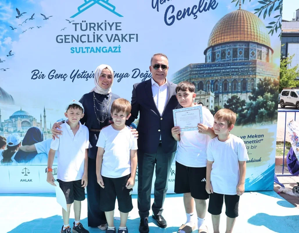 TÜGVA Sultangazi Yaz Okulu kapanışında öğrencilere sertifika