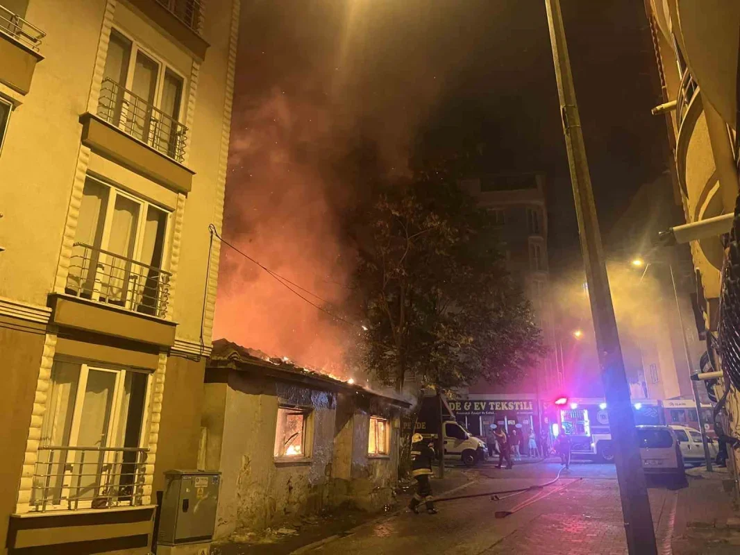 Tekirdağ Çorlu'da metruk binada yangın geceyi aydınlattı