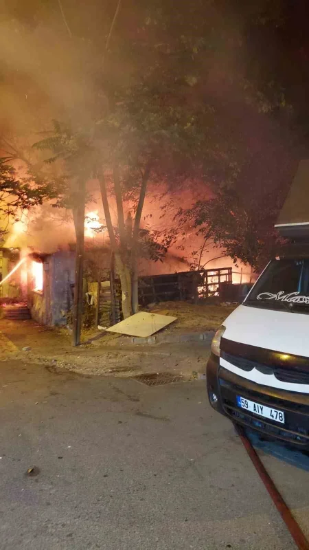 Tekirdağ Çorlu'da metruk binada yangın geceyi aydınlattı