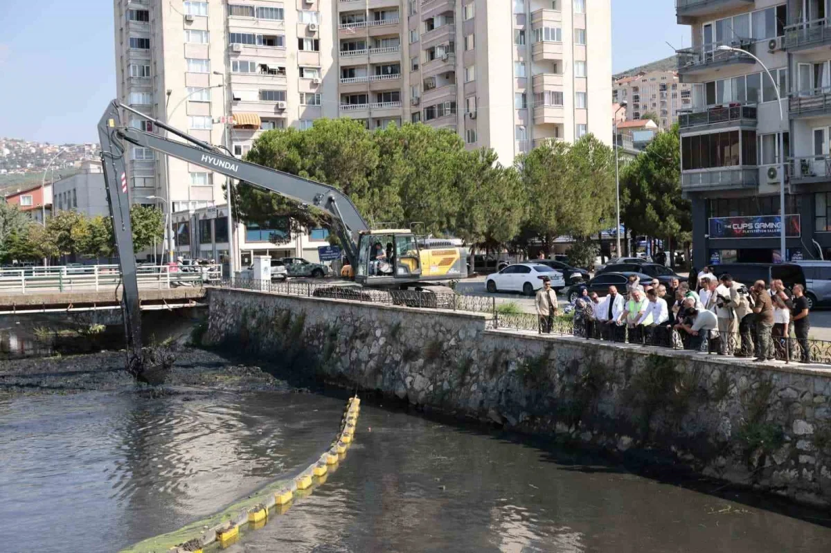 Gemlik'te Karsak ve Çarşı derelerinde temizlik çalışması